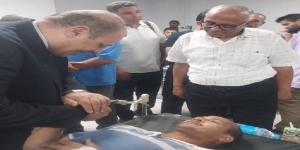 مدير تعليم قنا يطمئن على صحة الملاحظين المصابين في حادث تصادم بطريق لجان الثانوية العامة - اعرف كورة