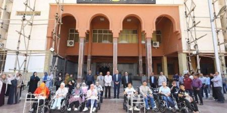 جامعة الزقازيق تسلم كراسي متحركة لعدد من الطلاب ذوي الهمم - اعرف كورة