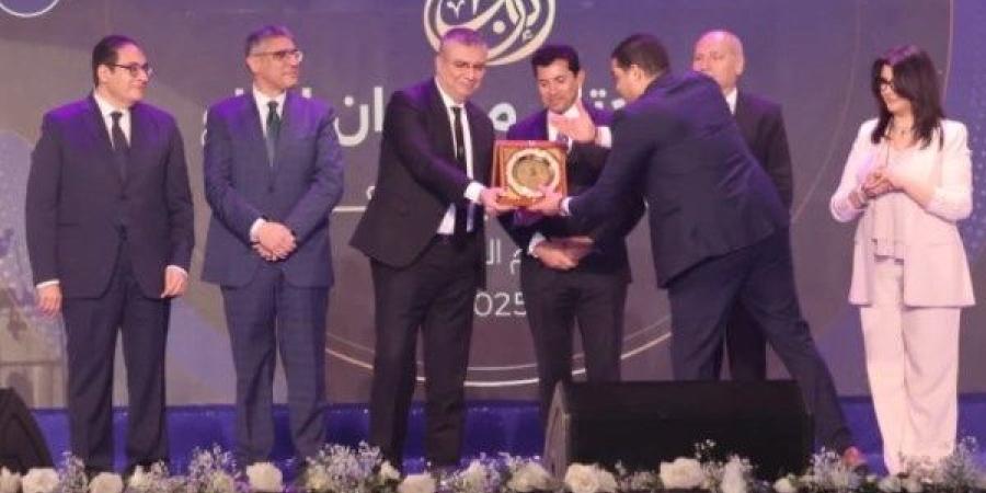 وزير الشباب والرياضة يكرم عمرو الليثي "أفضل إعلامي" في ختام مهرجان إبداع - اعرف كورة