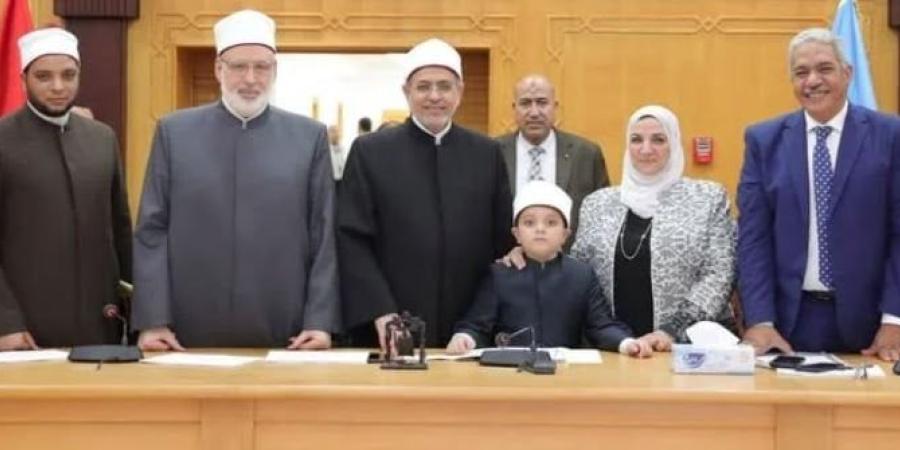 جامعة الأزهر تكرم الطالب أنس مصطفى ربيع لإبداعه في حفظ القرآن الكريم والمتون - اعرف كورة
