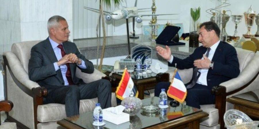 رئيس مصر للطيران يلتقي السفير الفرنسي لبحث التعاون المشترك - اعرف كورة