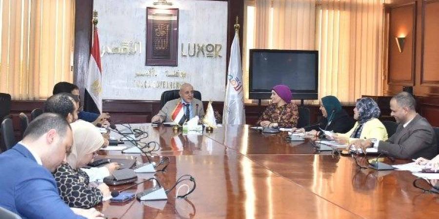 محافظ الأقصر يترأس المجلس الصحي الثاني لمناقشة تحديات الرعاية الصحية وتطوير الخدمات بالمحافظة - اعرف كورة