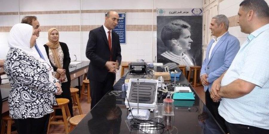 جامعة دمنهور تستقبل فريق خبراء مركز القياس والتقويم لاستلام مشروعات كليتي التمريض والعلوم - اعرف كورة