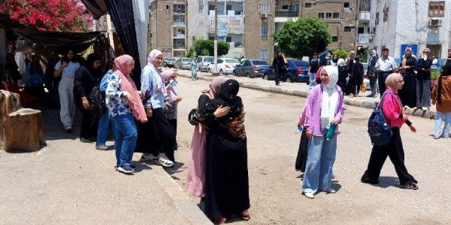 فرحة بين طلاب الثانوية العامة بالقليوبية عقب انتهاء أول يوم من الامتحانات - اعرف كورة