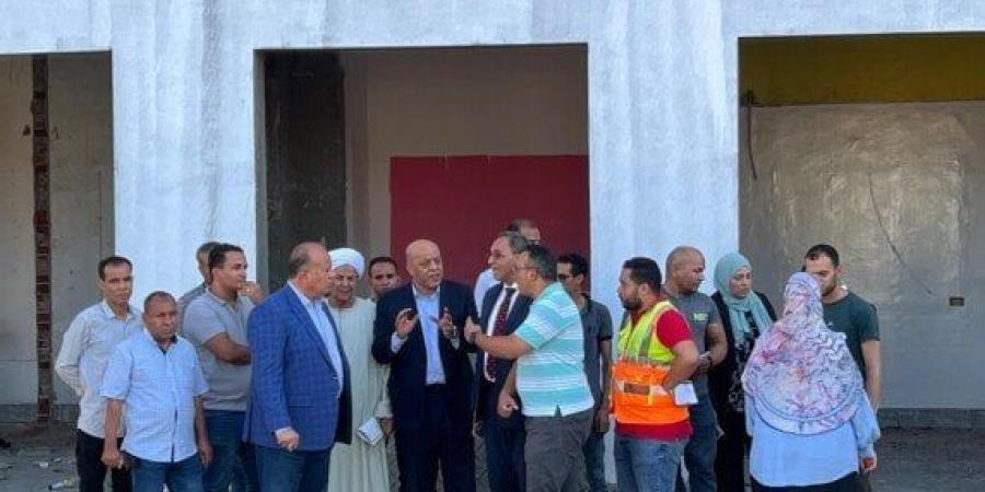 محافظ قنا يتفقد مشروع تطوير ميدان المحطة ويؤكد نسعى لمدينة خضراء صديقة للبيئة - اعرف كورة