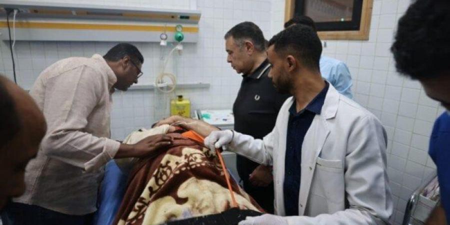 محافظ البحر الأحمر ينتقل لموقع حادث حفار جبل الزيت ويزور المصابين للاطمئنان عليهم - اعرف كورة