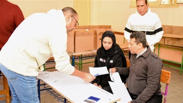 «دراسة ميدانية على توزيع التابلت المدرسي» الغرباوي يرصد خطوات توزيع الأجهزة في مدرسة بورسعيد الثانوية بنات