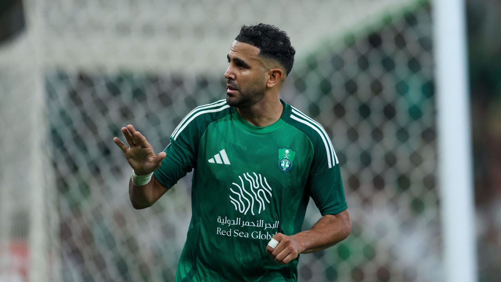 «مفاجأة من الأهلي بشأن مستقبل رياض محرز بعد شائعات تجديد عقده»