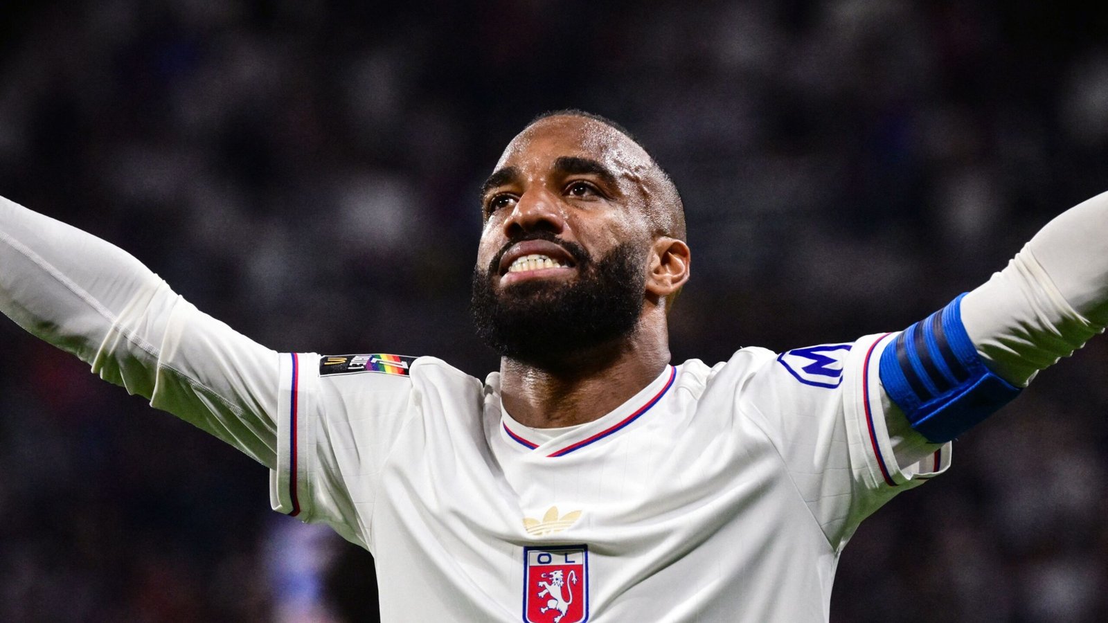 «الجدل مستمر: بنزيما يتفوق على رونالدو وميسي يظل الأفضل عبر التاريخ»