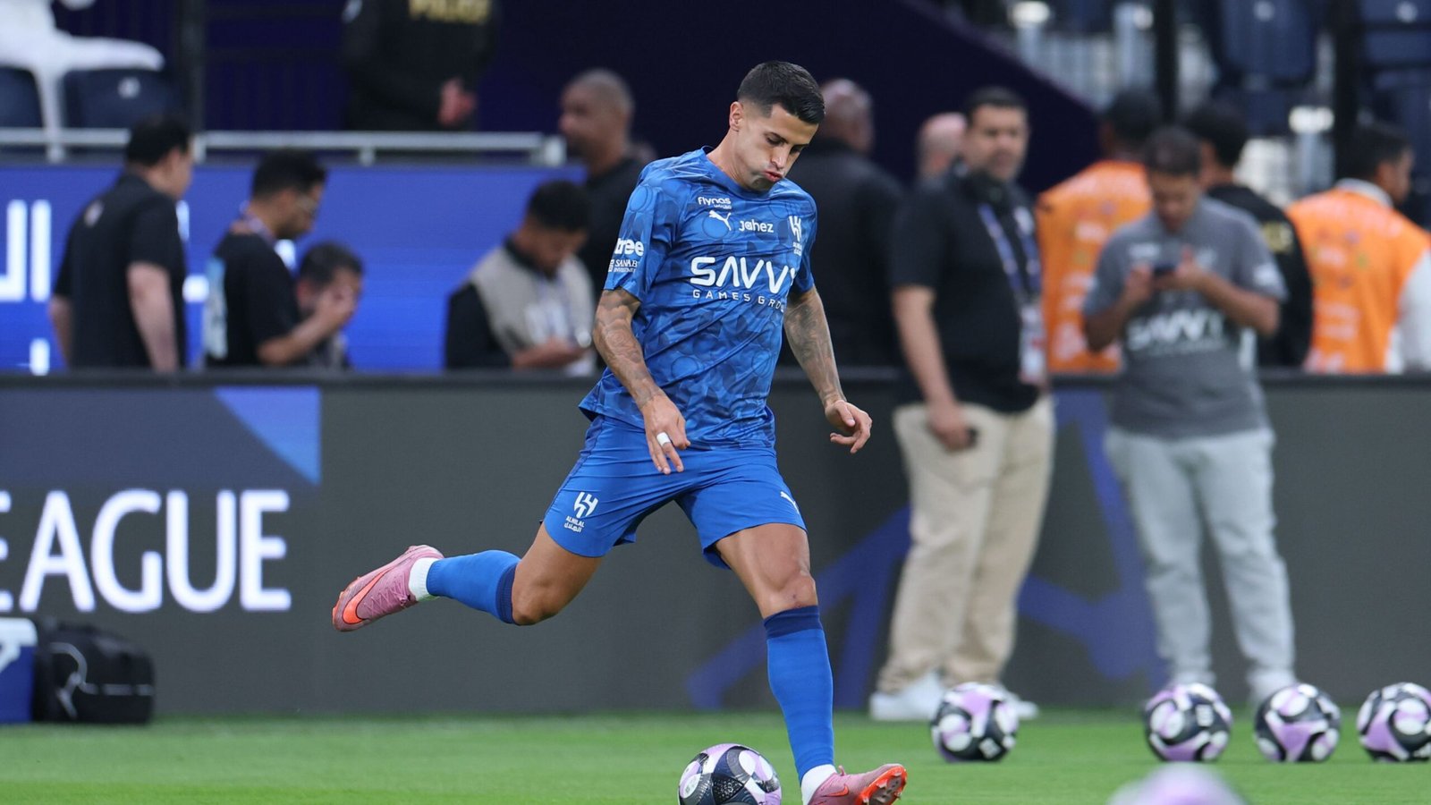 «كانسيلو يثير الجدل برسالة غامضة: هل السبب في عدم حب الناس له يكمن في ماضيه؟»