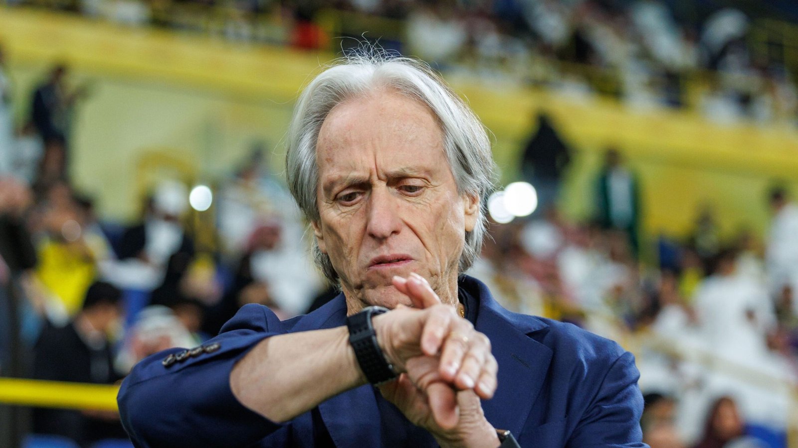 «حلول مبتكرة في أزمة دفاع النصر» جورج جيسوس يستبعد نادر الشراري قبل قمم دوري روشن السعودي