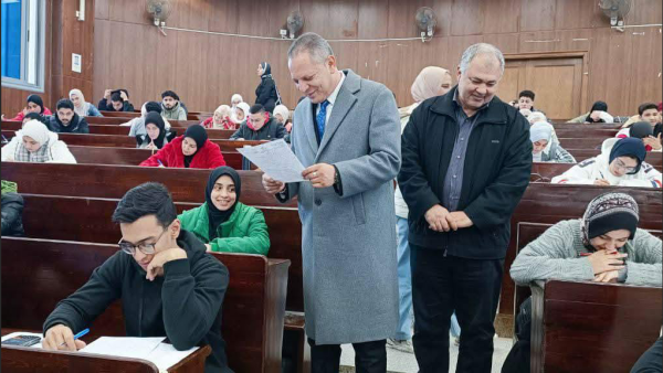 «رئيس جامعة دمياط يشرف على سير امتحانات كليات الآثار والتجارة والآداب»
