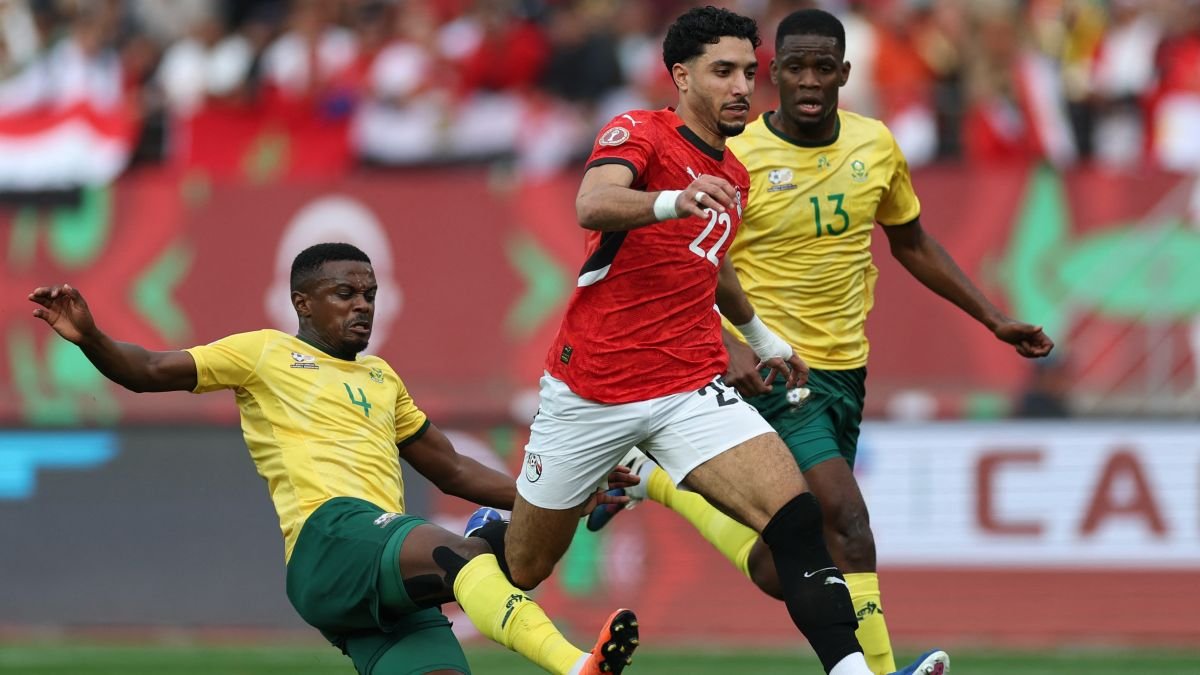 «بطاقة حمراء تُعكر صفو الفراعنة» نهاية الشوط الأول في مواجهة منتخب مصر وجنوب أفريقيا بكأس الأمم الإفريقية