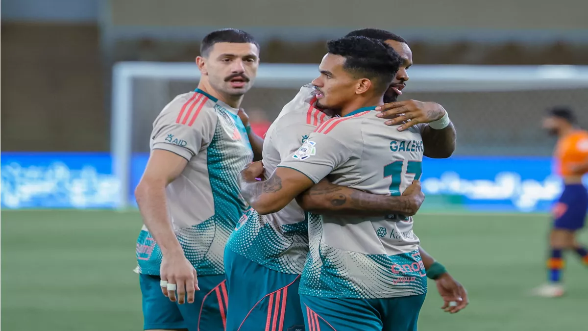 «مواجهة مثيرة في القمة» الأهلي يحقق انتصاره على الفيحاء بهدفين في مباراة اتسمت بالطرد المثير لأيبانيز