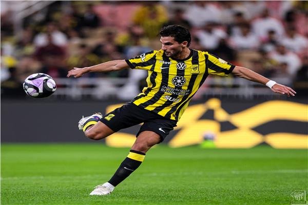 «اتحاد جدة يهيمن على الأخدود في الشوط الأول مع تألق عوار»