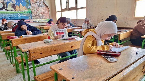 «اجتياز طلاب الشهادة الإعدادية في القاهرة لاختبارات الجبر والإحصاء واللغة الإنجليزية للفصل الدراسي الأول»