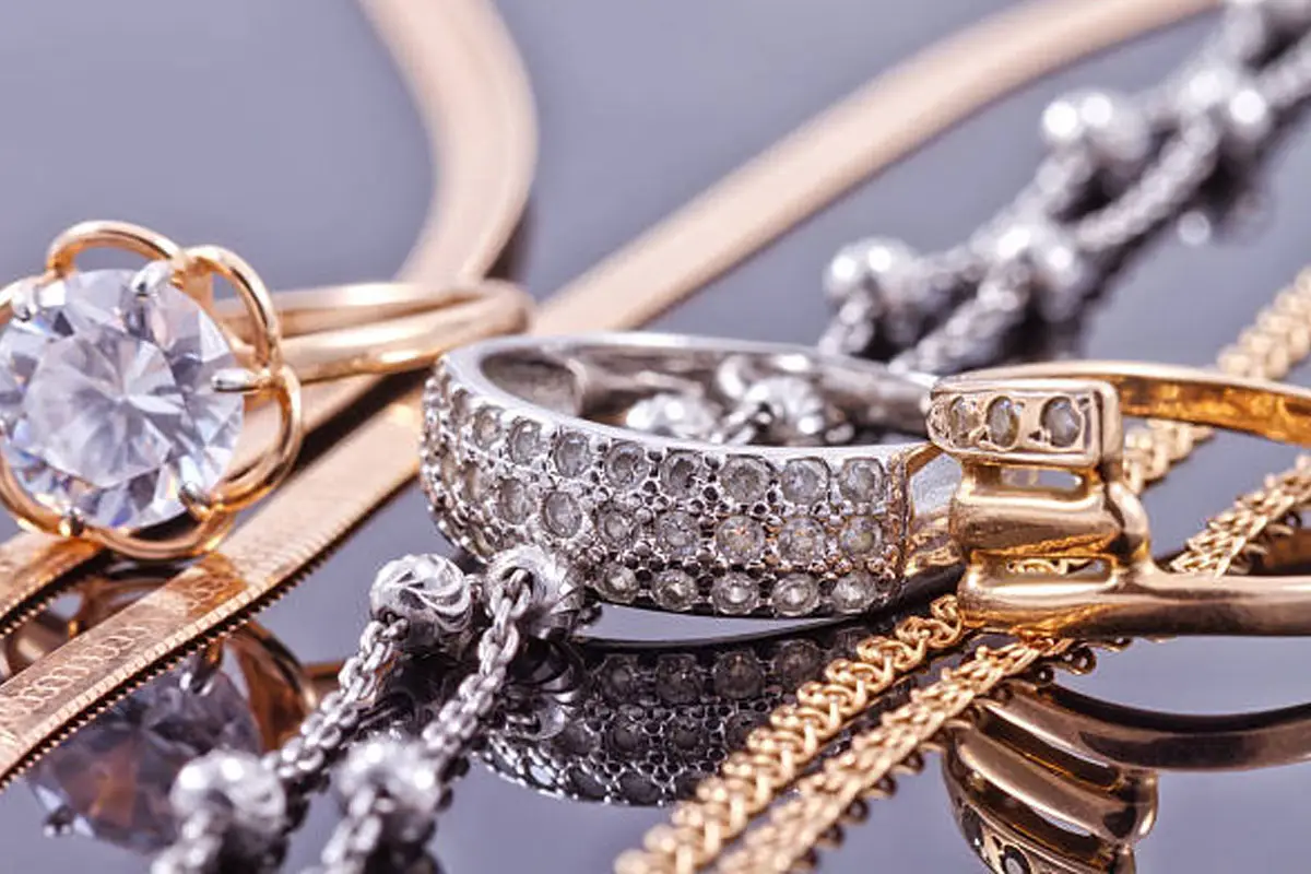 «أسعار الذهب والفضة تشهد ارتفاعاً عالمياً بفعل تراجع عوائد السندات الأمريكية»