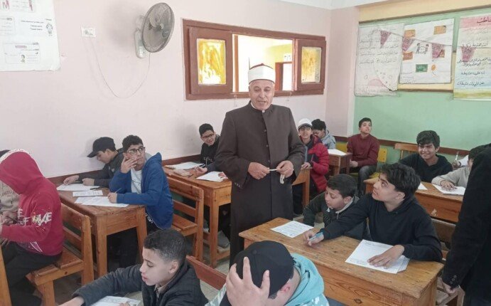 «زيارة ميدانية لرئيس منطقة القليوبية الأزهرية للجان بمعهد بنها النموذجي»