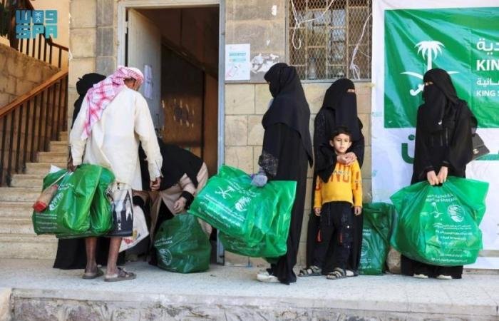 «مركز الملك سلمان للإغاثة يوزع قسائم شرائية في مديرية المواسط بتعز» يساهم في دعم الأسر المحتاجة