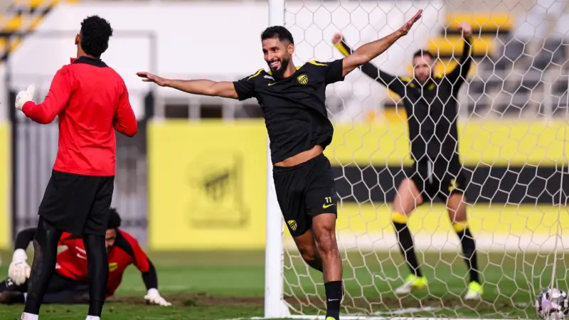 «يترقب عشاق كرة القدم القنوات الناقلة لمباراة الاتحاد والفتح اليوم في دوري روشن السعودي»