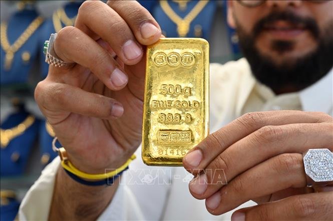 «أسعار الذهب تتراجع وسط ضغوط جني الأرباح وارتفاع الدولار الأمريكي»