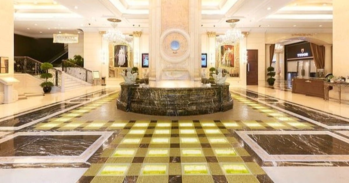 «ابتكار غير متوقع» فندق يخلع الأرضيات المطلية بالذهب لجني 332 مليار دونغ فيتنامي مع ارتفاع أسعار المعادن الثمينة