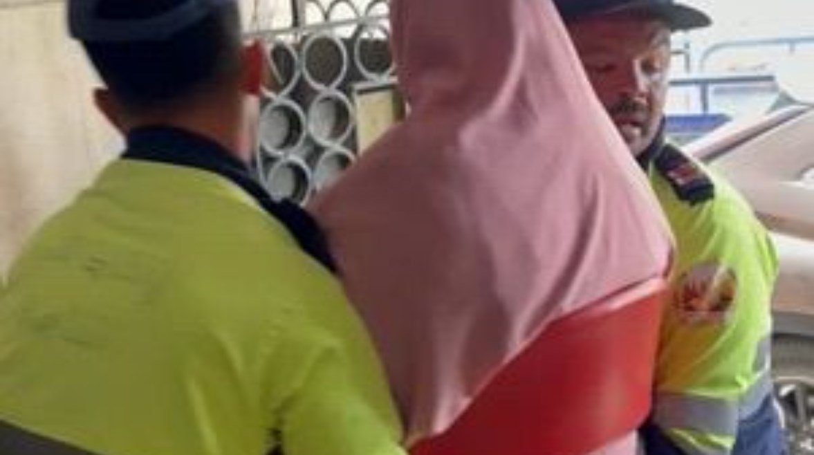 «استجابة سريعة من الأمن.. نقل سيدة مسنة لتلقي العلاج بعد تعرضها لوعكة صحية»