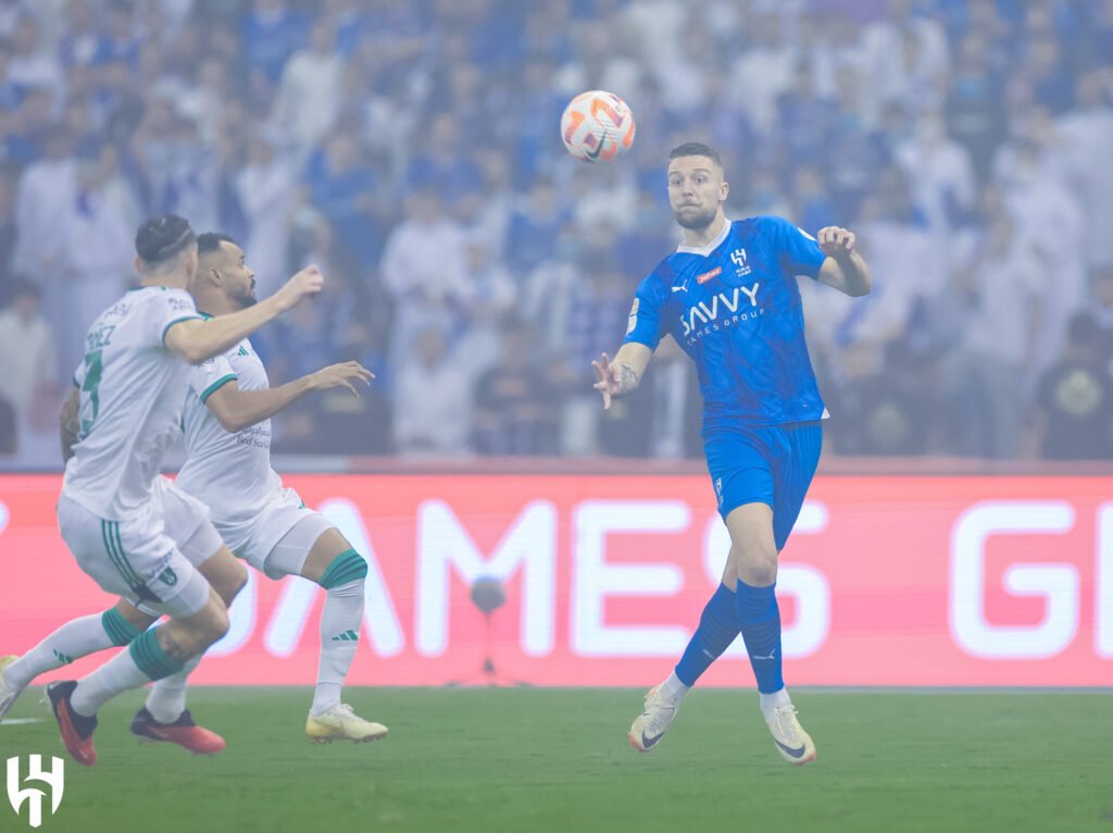 «استمتع بمشاهدة كلاسيكو الدوري بين الهلال والأهلي مجانًا» أين يمكنك متابعة المباراة في 25/26