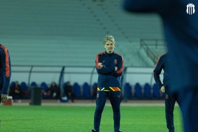 «الرياض تفاجئ الجميع بإقالة مدربها كارينيو»