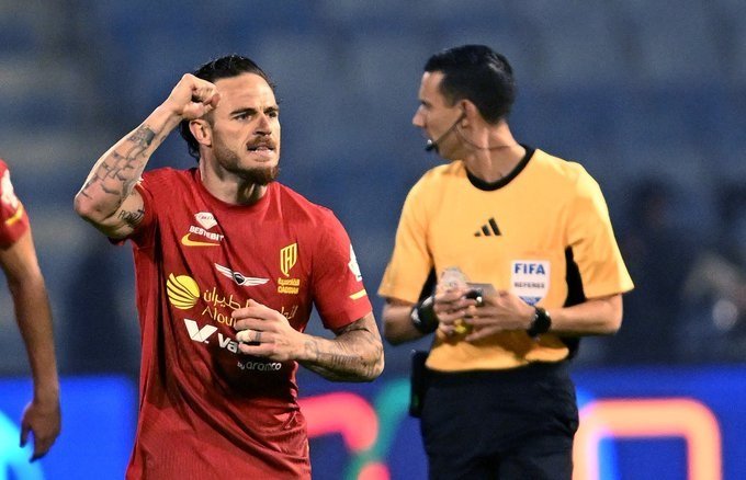 «القادسية يكتسح ديربي الشرقية بأربعة أهداف والأهلي يتربع على عرش الصدارة»