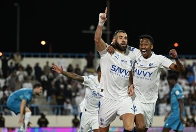 «الهلال يواصل انتصاراته بقيادة بنزيما الذي يسجل هاتريك مذهل في مواجهة الأخدود»