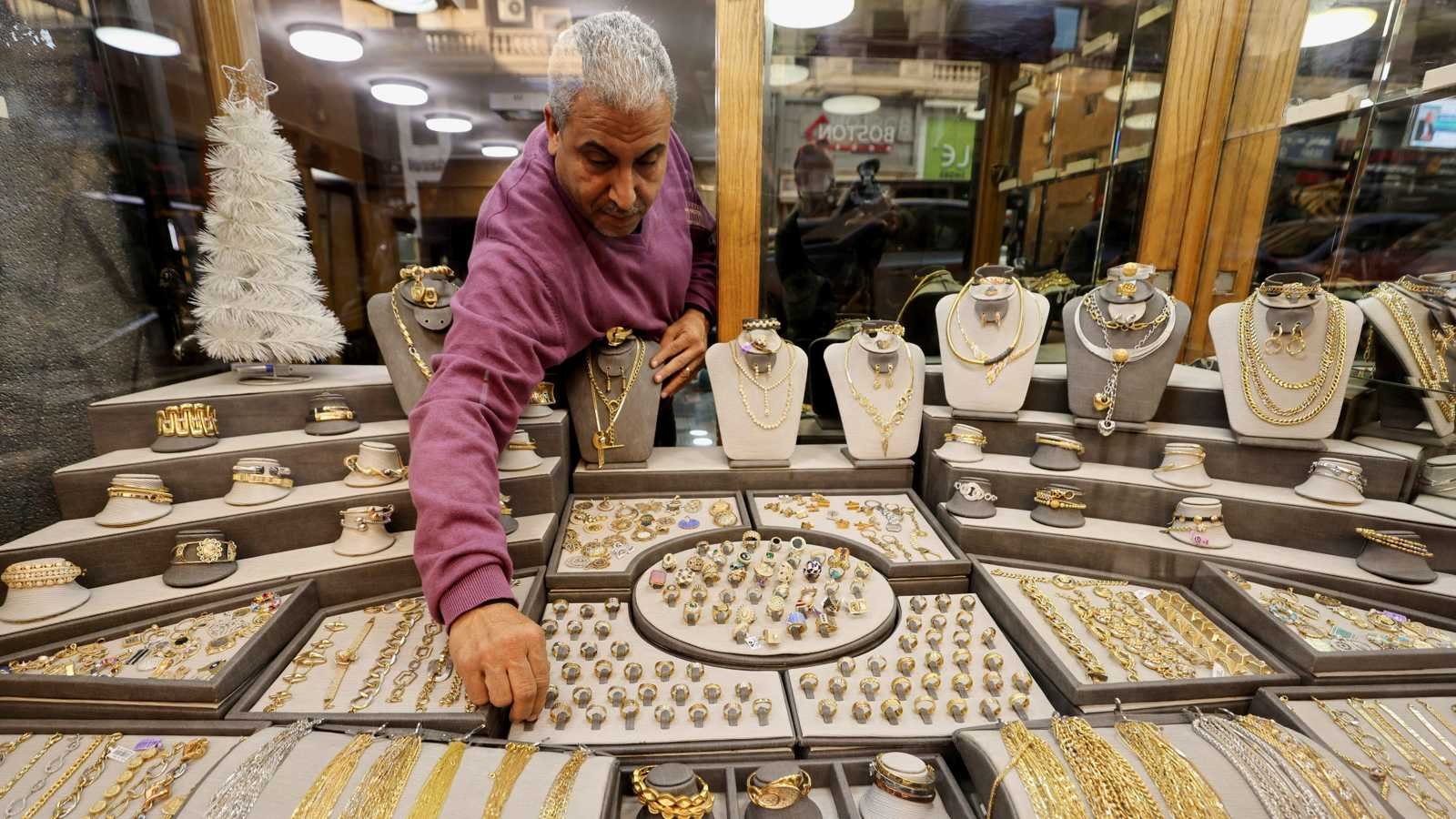 «انخفاض الدولار أمام الجنيه» تتسبب في تغييرات جديدة بأسعار الذهب في مصر