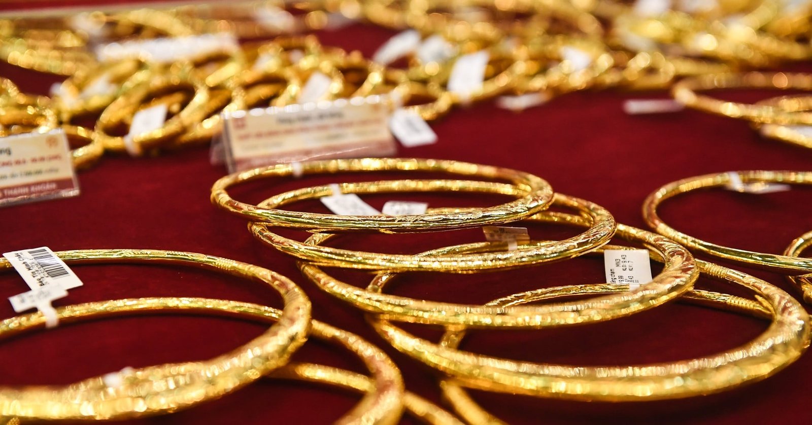 «تأثير العاملين الرئيسيين على تحركات أسعار الذهب وتقلباتها»