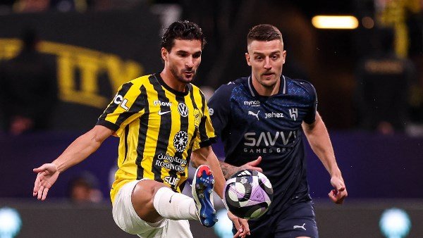 «تاريخ جديد في الكلاسيكو» سالم الدوسري يسطر لحظات مميزة وتعادل الهلال والاتحاد يمنح النصر صدارة دوري روشن