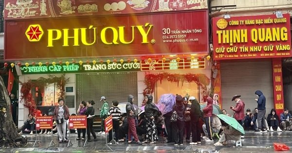 «تحدي الطقس السيء» توافد الجماهير على “الشوارع الذهبية” منذ الصباح الباكر