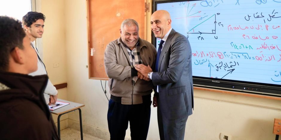 «تحقيق انتظام العملية التعليمية» عبد اللطيف يقوم بجولة على مدارس البحيرة