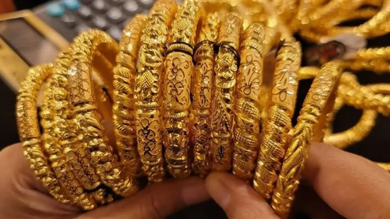 «تراجع أسعار الذهب في السوق المحلي بخسارة 100 جنيه نتيجة قوة الدولار»