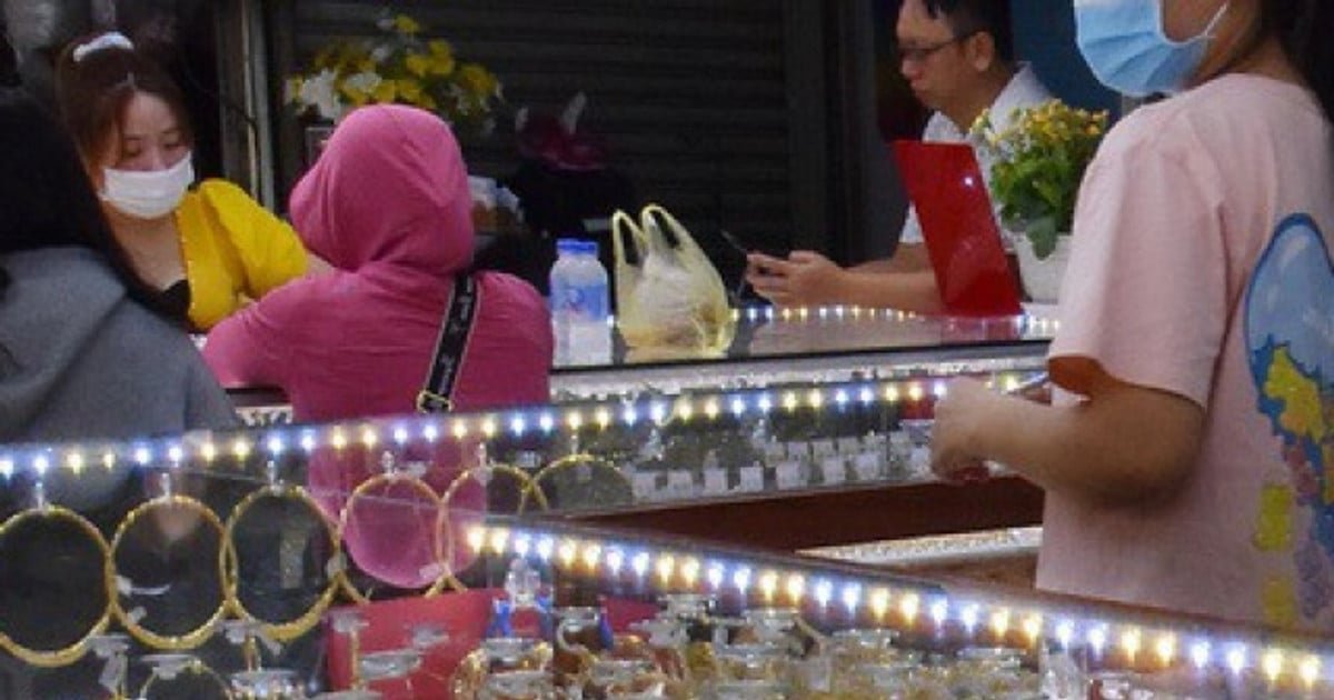 «تراجع ملحوظ في أسعار الذهب بفيتنام مع تخفيض فو كوي إس جيه سي» أسعار الذهب تنخفض بمقدار 2 مليون دونغ فيتنامي