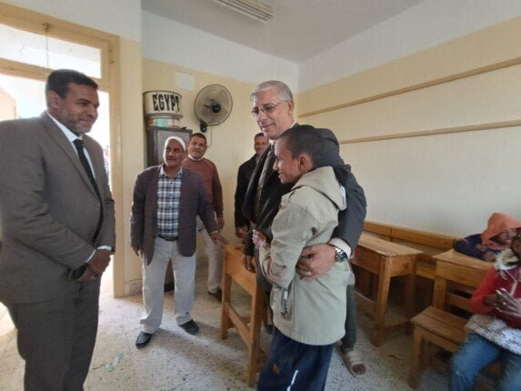 «جولة مفاجئة لوكيل تعليم قنا لمتابعة انتظام العملية الدراسية» وكيل تعليم قنا يتفقد المدارس لضمان سير الدراسة بشكل منتظم