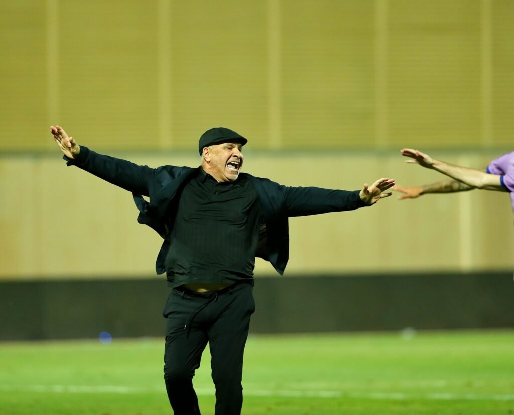 «حسم المرحلة الجديدة مع الشباب» بن زكري يباشر مهامه في الرياض لقيادة الفريق