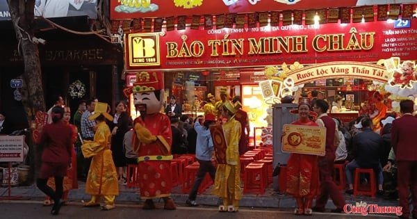 «سكان هانوي يتزينون بالذهب في احتفالية جلب الحظ السعيد بمناسبة يوم إله الثروة»