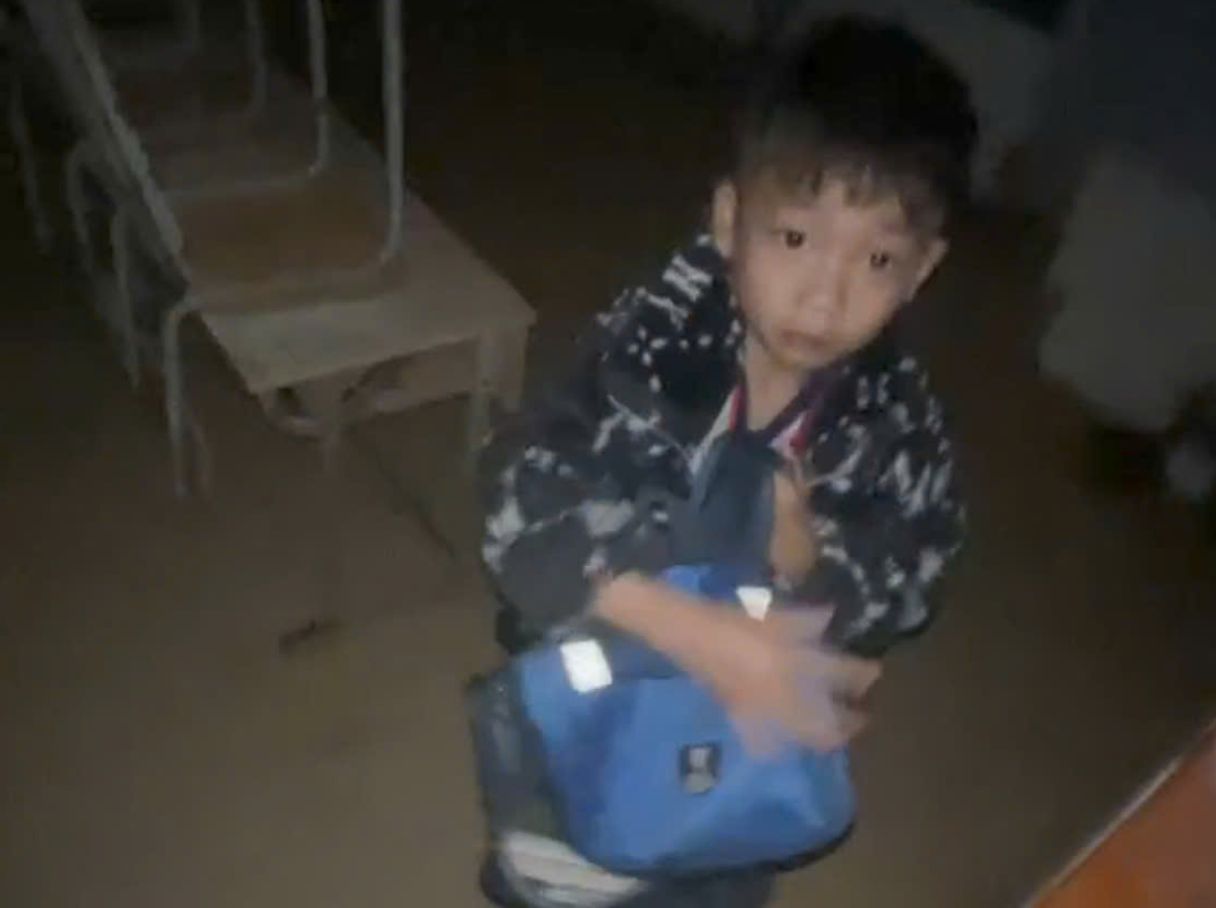 «طالبة في الصف الأول الابتدائي تُزعم احتجازها في الفصل الدراسي حتى وقت متأخر من الليل» إيقاف المعلم عن العمل