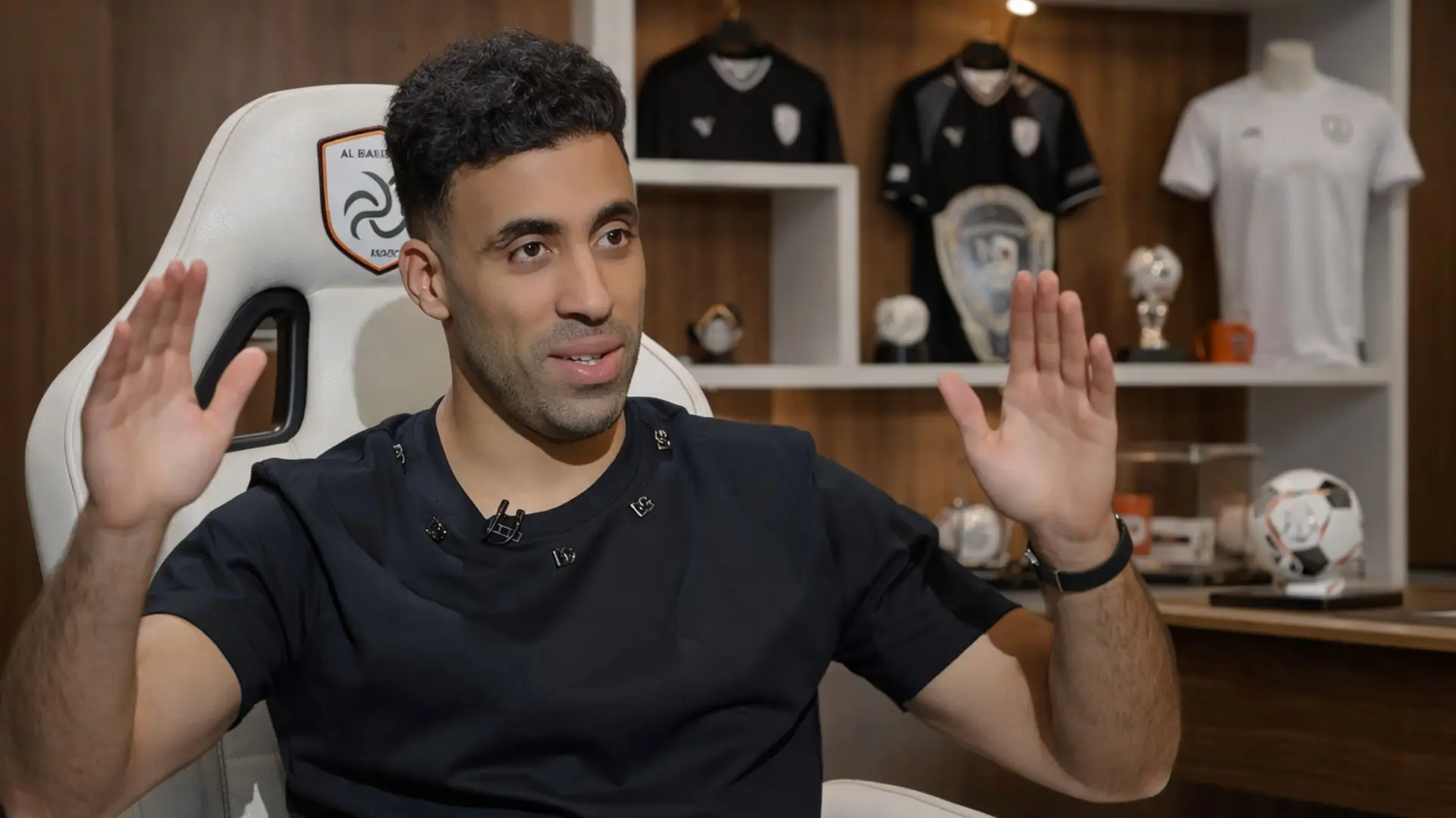 «عبدالرزاق حمدالله يتجاهل تحفيزات الشباب ويدعم الفقراء والعمال»