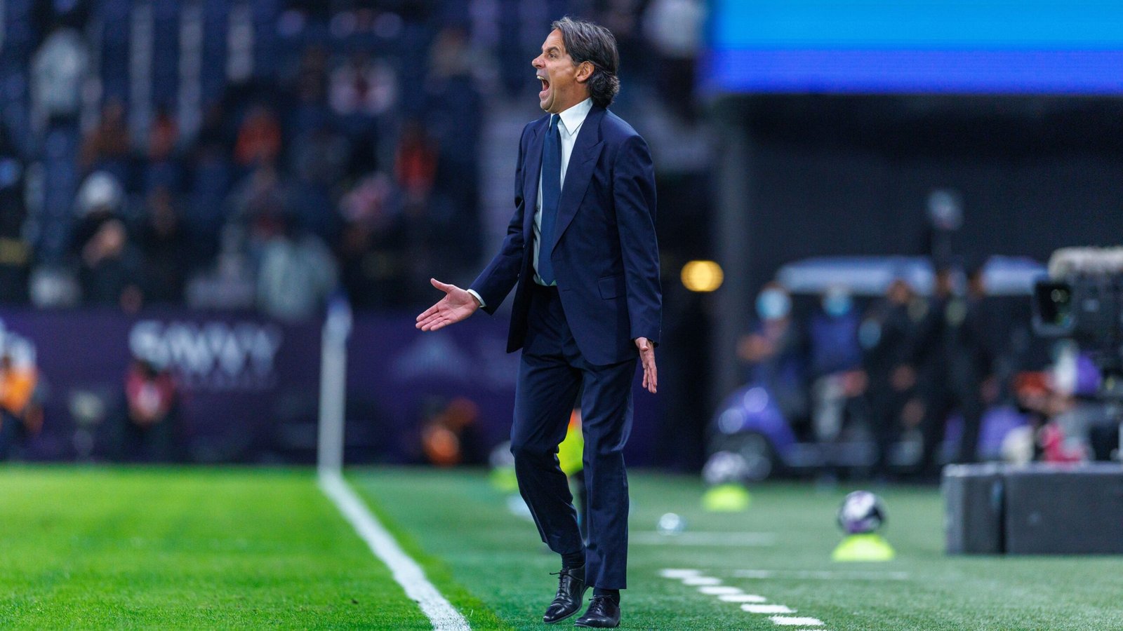 «عواطف خربين وتكتيك إنزاجي: تحديثات جديدة حول تجديد العقود في الهلال»