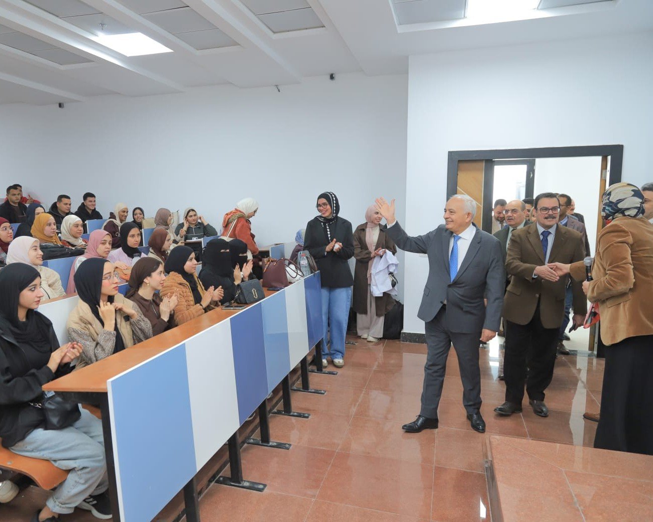 «عودة قوية للفصل الدراسي الثاني» جامعة الريادة تفتح أبواب القاعات والمدرجات بانتظام كامل