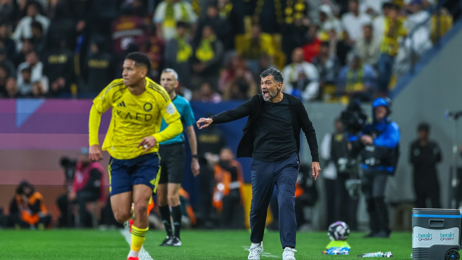 «غضب جماهيري عارم يتفجر ضد حكم كلاسيكو النصر واتحاد جدة»