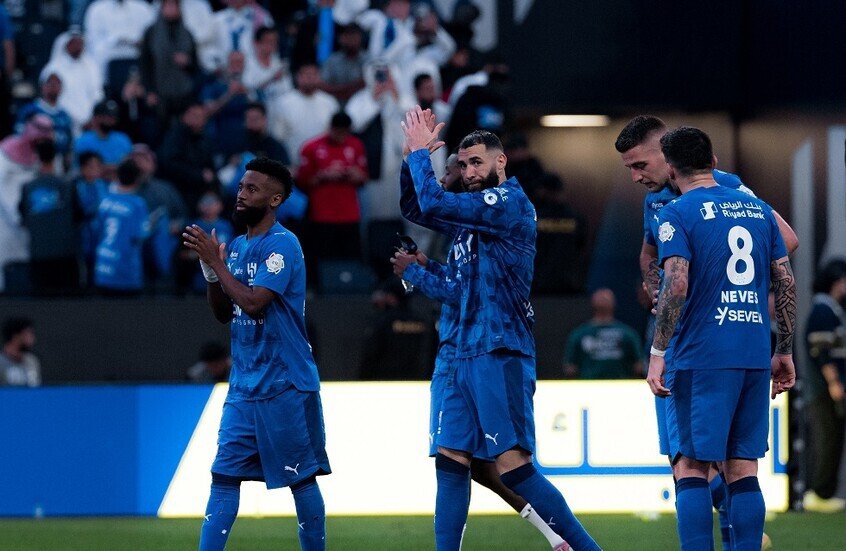 «كلمات بنزيما تصنع الأمل لجماهير الهلال السعودي» بنزيما يرد على “لافتة” عشاق الأزرق في حدث مثير