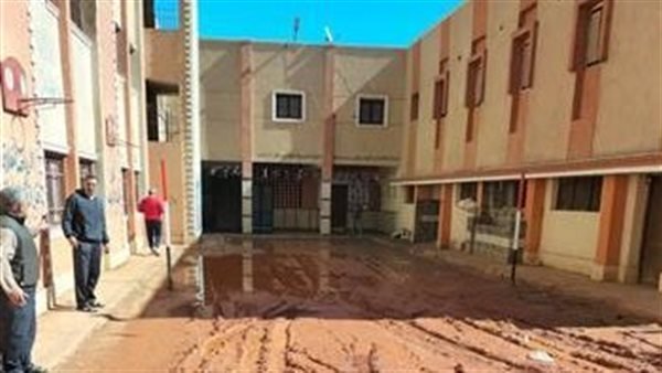 «مأساة في سوهاج، غرق فناء مدرسة بسبب كسر مفاجئ لماسورة مياه»