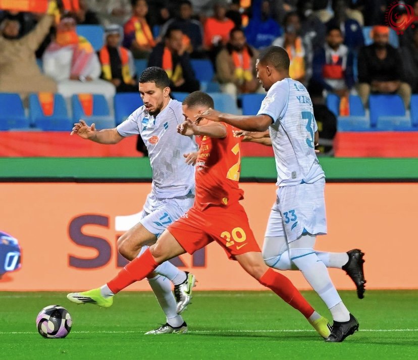 «مباراة مثيرة تنتهي بالتعادل الإيجابي بين القادسية والفتح في دوري روشن»