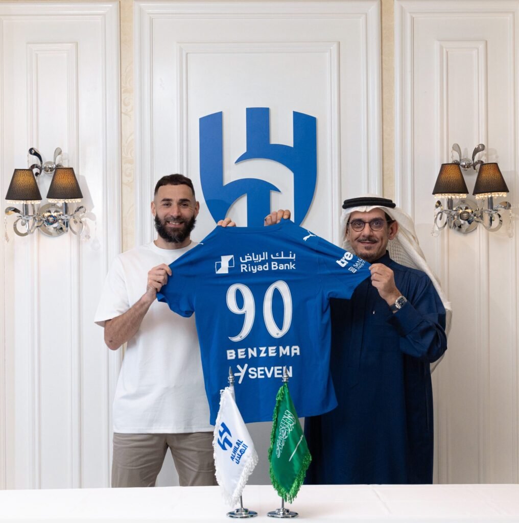 «مغادرة كريم بنزيما لريال مدريد نحو الهلال: بداية جديدة في آسيا»